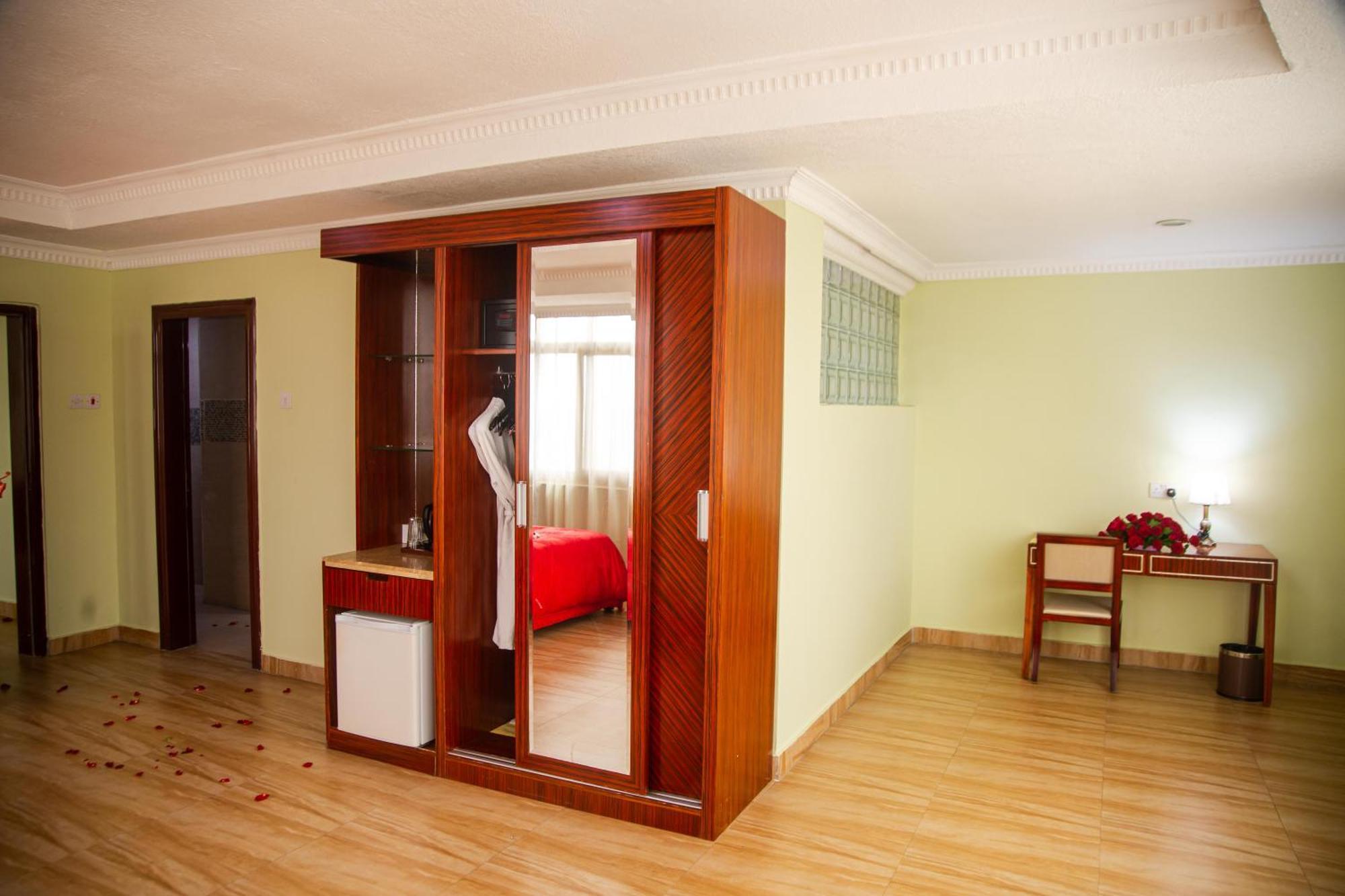 Tiffany Diamond Hotels Ltd - Indira Gandhi Street Дар-эс-Саламе Экстерьер фото